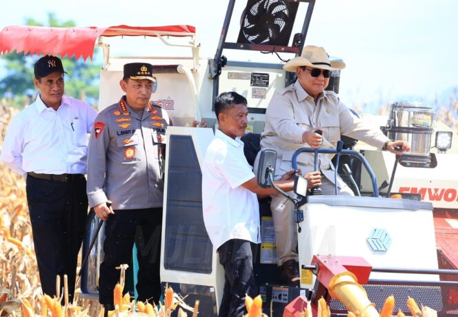 
					Presiden RI Jenderal TNI (Purn.) H. Prabowo Subianto menyambut panen raya jagung yang diinisiasi Polri