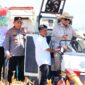 Presiden RI Jenderal TNI (Purn.) H. Prabowo Subianto menyambut panen raya jagung yang diinisiasi Polri