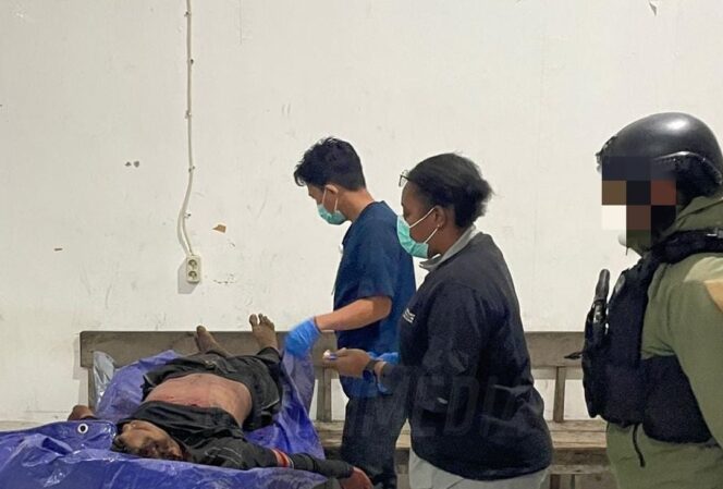 
					Satu anggota Kelompok Kriminal Bersenjata (KKB) yang diduga anak buah Egianus Kogoya tewas dalam kontak tembak