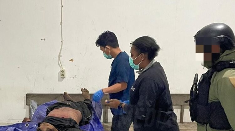 Satu anggota Kelompok Kriminal Bersenjata (KKB) yang diduga anak buah Egianus Kogoya tewas dalam kontak tembak