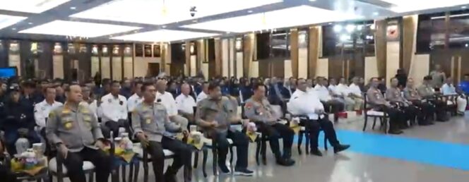 
					Kapolri Jenderal Polisi Drs. Listyo Sigit Prabowo, M.Si., Melepas 700 Buruh Terdampak PHK untuk Bekerja di Tempat Baru