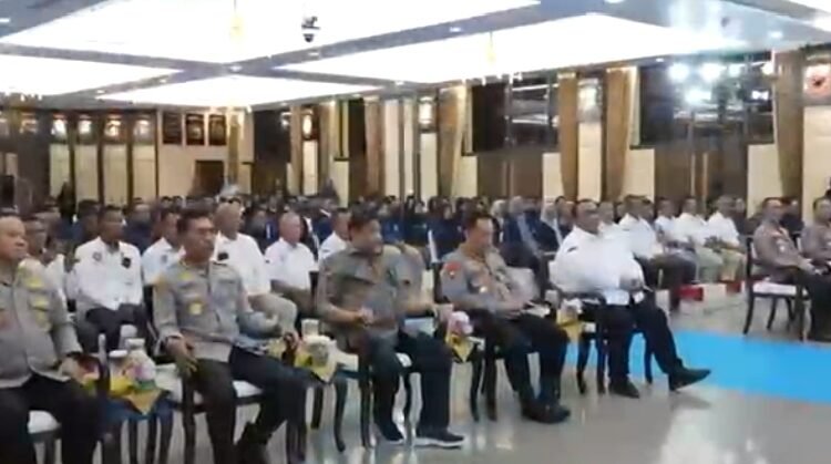 Kapolri Jenderal Polisi Drs. Listyo Sigit Prabowo, M.Si., Melepas 700 Buruh Terdampak PHK untuk Bekerja di Tempat Baru
