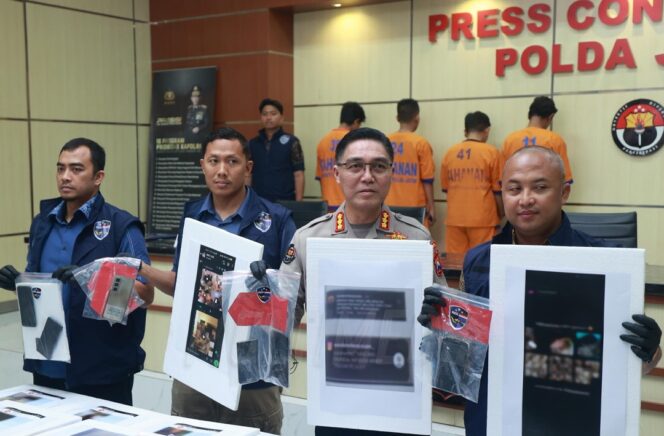 
					Grup WhatsApp Pencari Pasangan Sesama Jenis Berhasil Dibongkar Polri