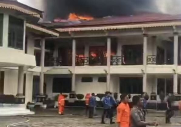 Beredar Berita Viral Gedung DPRD Kota Malang Di Bakar Masa Aksi Pendemo