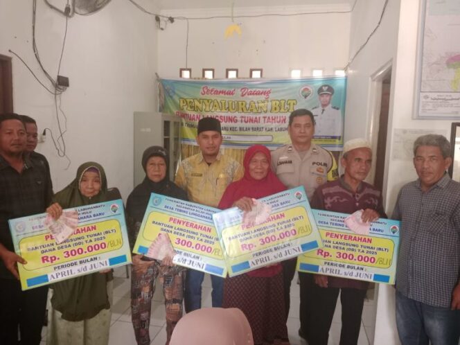 
					Penyerahan BLT DD Tahun 2025 .Di Serah Kan Langsung Oleh Kepala Desa Tebing Linggahara Kepada KPM (Keluarga Penerima Manfaat).