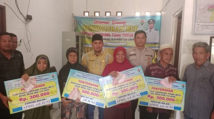 Penyerahan BLT DD Tahun 2025 .Di Serah Kan Langsung Oleh Kepala Desa Tebing Linggahara Kepada KPM (Keluarga Penerima Manfaat).