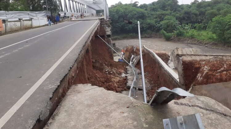 Baru Setahun Diperbaiki, Jembatan Cipamingkis di Cibarusah Kembali Amblas
