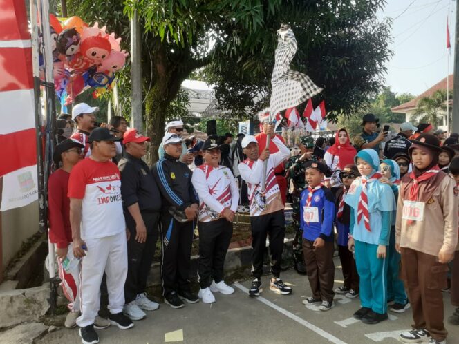 
					Lomba Gerak Jalan Tingkat Kecamatan Cibarusah 2025, Berjalan Meriah Peserta Antusias Ikuti Tiga Momen Bersejarah.