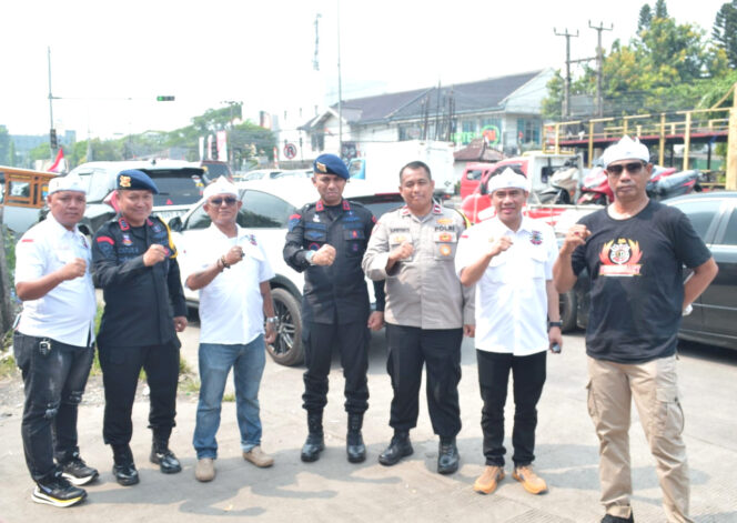 
					Aliansi Ormas Bekasi, SMSI dan Brimob Bagikan 2 Ribu Bendera Merah Putih untuk Pengendara Jalan