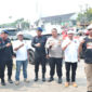 Aliansi Ormas Bekasi, SMSI dan Brimob Bagikan 2 Ribu Bendera Merah Putih untuk Pengendara Jalan