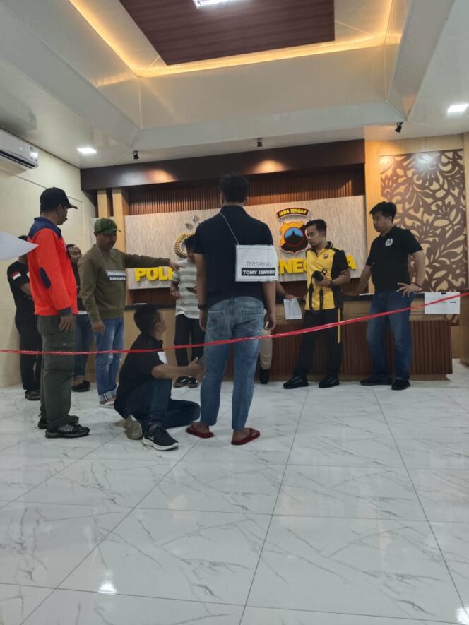 
					Polres Banjar Negara Gelar Rekonstruksi Kasus Penganiayaan di Ratamba