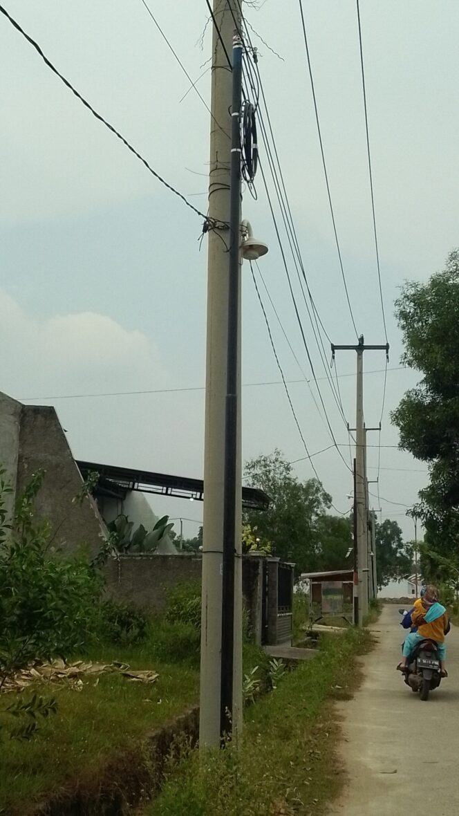 
					Diduga Tak Ber Izin Provider Wifi Bodong Beroperasi Di Desa Sirna Jaya Kecamatan Serang Baru Kabupaten Bekasi Jadi Sorotan Publik