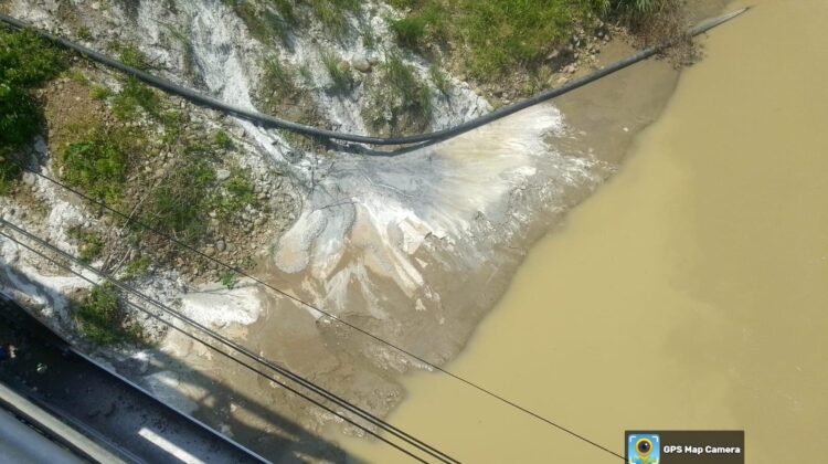 Diduga Cemari Aliran Sungai Cipamingkis Cibarusah  Limbah  Semen  Pencucian Batching Plant  Molen PT Indo Raya Kebenteng Menjadi Sorotan Publik