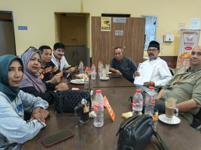 
					Skandal Tanah Ulayat di Pasaman Barat  Ribuan Hektare Lahan Adat Diduga Dirampas, Ninik Mamak Dikesampingkan, Perusahaan Sawit Diuntungkan