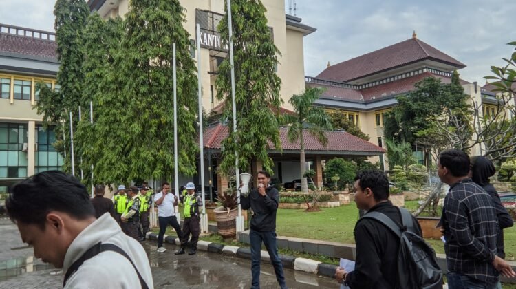 Bekasi muak, Koalisi Pemuda Rakyat Bangkit menuntut pemerintah Kabupaten Bekasi untuk mengusut tuntas dugaan gratifikasi open bidding rotasi-mutasi Pejabat Kedinasan