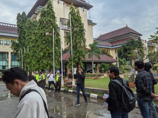 
					Bekasi muak, Koalisi Pemuda Rakyat Bangkit menuntut pemerintah Kabupaten Bekasi untuk mengusut tuntas dugaan gratifikasi open bidding rotasi-mutasi Pejabat Kedinasan