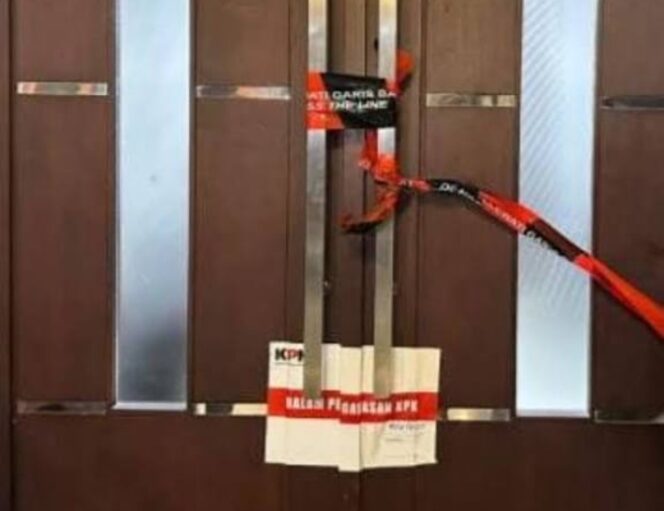 
					Komisi Pemberantasan Korupsi (KPK) Menyegel Dua Akses Pintu Ruang Kerja Bupati Bekasi Ada Apa ??