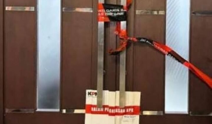 Komisi Pemberantasan Korupsi (KPK) Menyegel Dua Akses Pintu Ruang Kerja Bupati Bekasi Ada Apa ??