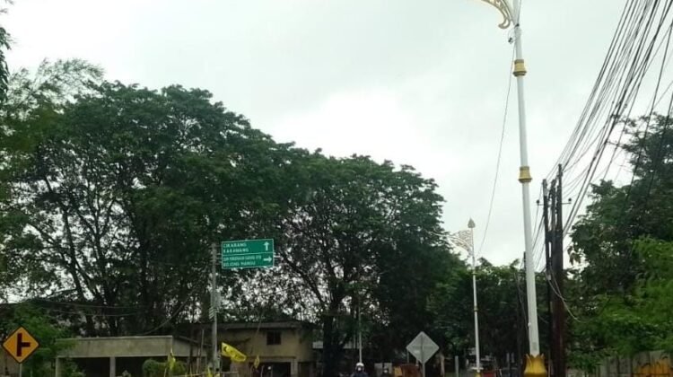 Warga Cibarusah Merasa Senang Dishub Provinsi Jabar Pasang Alat Penerang Jalan, APJ Ornamen Berteknologi Pintar di JalaN H Makmun Nawawi Kabupaten Bekasi.