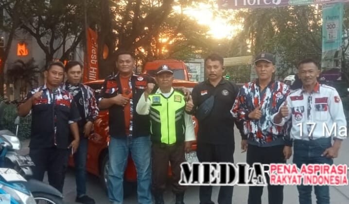Berbagi Keberkahan LSM Barak Indonesia Marcab Kabupaten Bekasi Bagi- Bagi Takjil