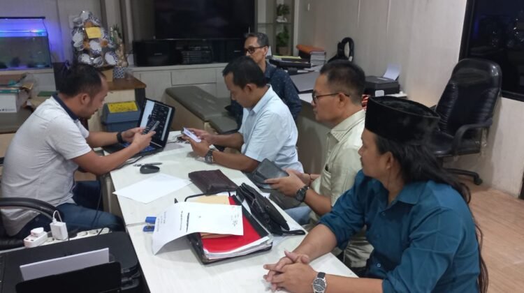 Tim Hukum Aliansi Buruh Melawan Resmi Melaporkan Akun Facebook dan Tiktok diduga cemarkan nama baik Plt Bupati Bekasi dr. Asep Surya Atmaja