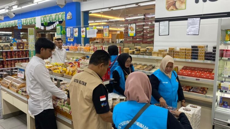Kapolres Blitar Kota, AKBP Kalfaris Triwijaya Lalo, Ungkap Hyfresh Supermarket Blitar Square Kedapatan  Makanan (TKP2OM) Kadaluarsa