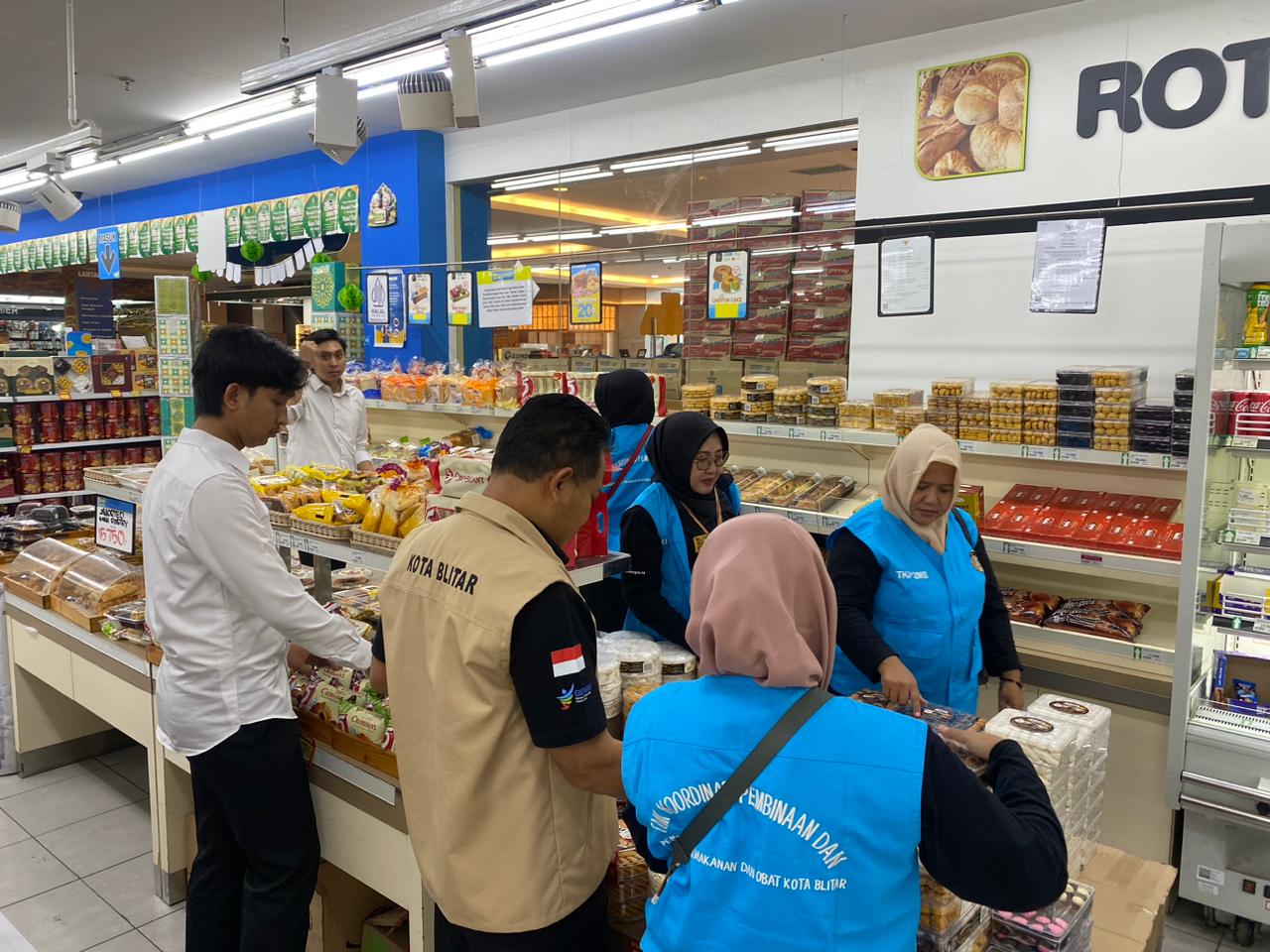 Kapolres Blitar Kota, AKBP Kalfaris Triwijaya Lalo, Ungkap Hyfresh Supermarket Blitar Square Kedapatan  Makanan (TKP2OM) Kadaluarsa