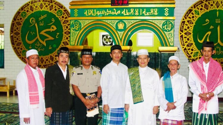 JEJAK SETAPAK PELAYAN RUMAH TUHAN Ingsun Titip Tajug lan Faqir Miskin (Aku titip masjid dan fakir miskin) Sunan Gunung Djati