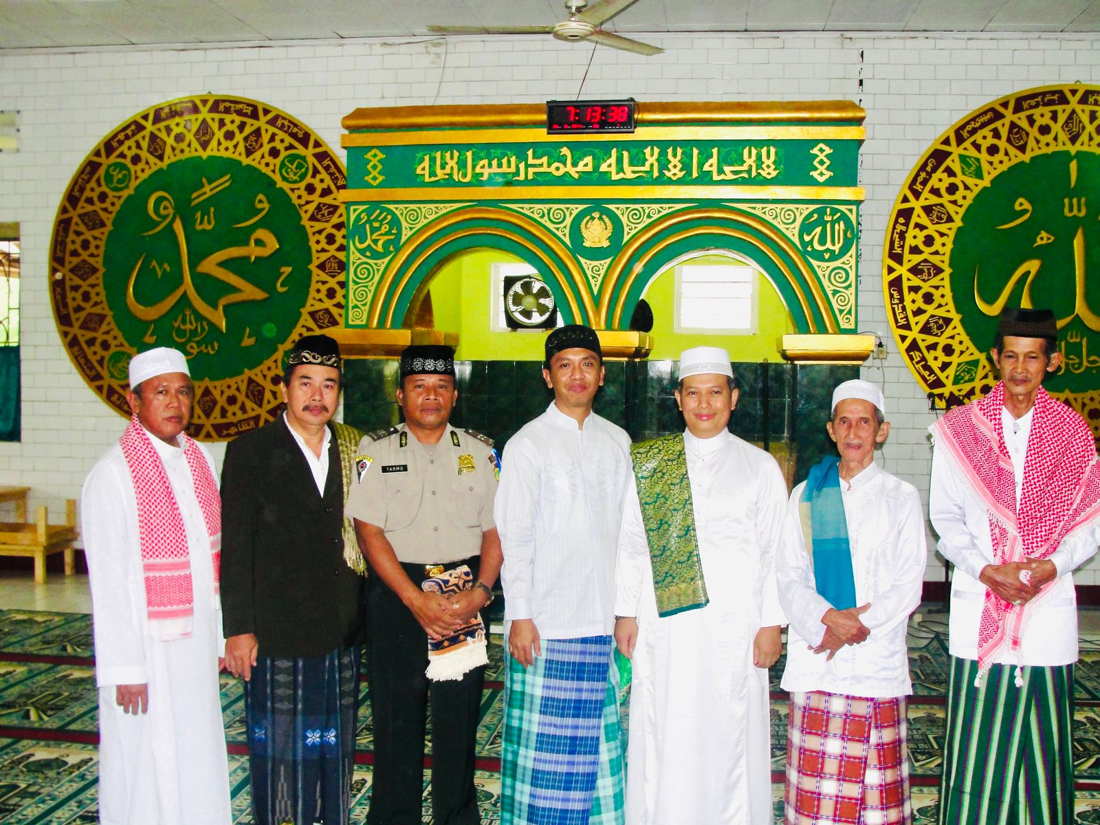 JEJAK SETAPAK PELAYAN RUMAH TUHAN Ingsun Titip Tajug lan Faqir Miskin (Aku titip masjid dan fakir miskin) Sunan Gunung Djati