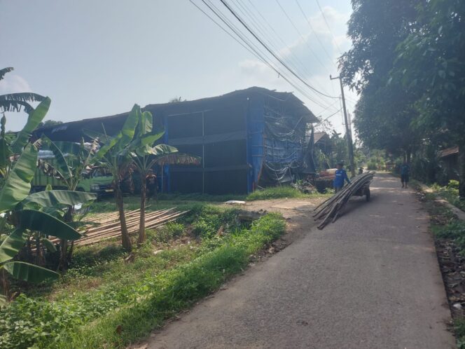 
					Ancam Kesehatan Warga Jaya Mulya  Keluhkan, Keberadaan Kandang Ayam Di Tengah Tempat Tinggal Mereka