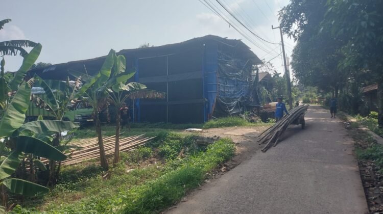 Ancam Kesehatan Warga Jaya Mulya  Keluhkan, Keberadaan Kandang Ayam Di Tengah Tempat Tinggal Mereka