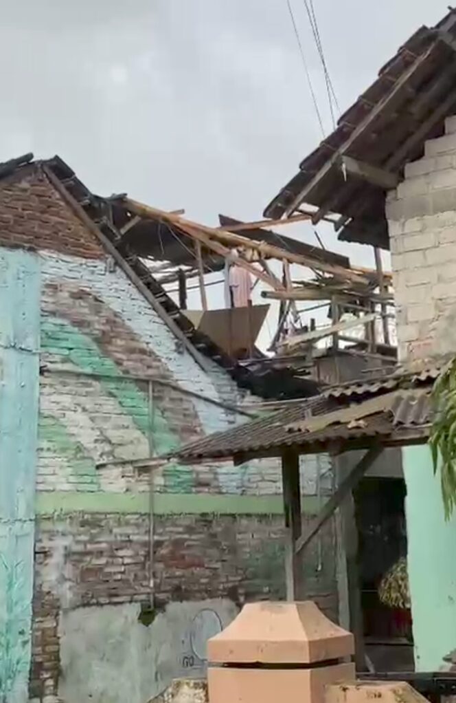 
					Angin Puting Beliung terjang kawasan Perumahan warga Kota Blitar.