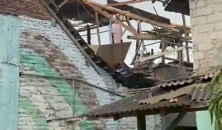 Angin Puting Beliung terjang kawasan Perumahan warga Kota Blitar.