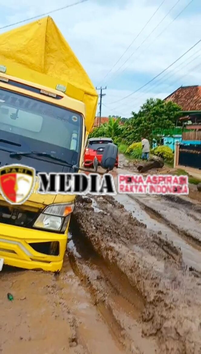 
					Ruas Jalan Desa Tanjung Baru OKI Sampai Desa Gunung Batu Oku Disorot, Diduga Dampak Truk Overload Angkut Pasir Serentak Masyarakat Angkat Bicara