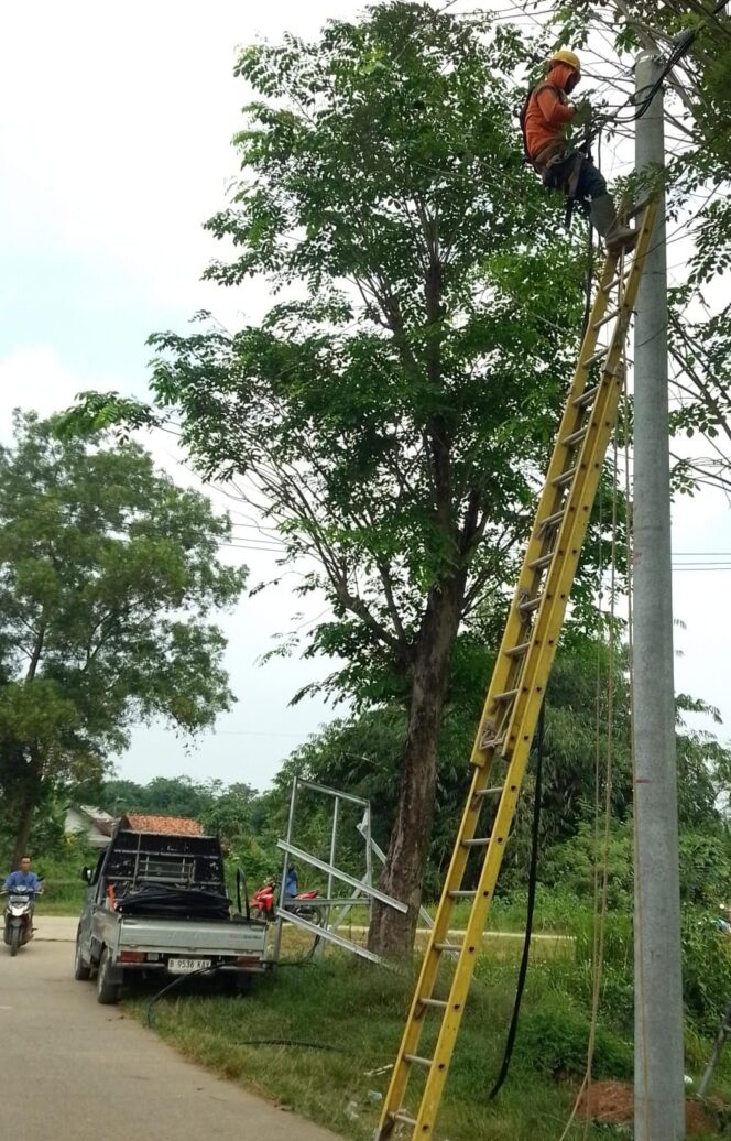 
					Penanaman Tiang Listrik Milik PLN Yang di Tanam Di Lahan PJT dan Lahan Sekolah SMPN 04 Diduga PT Mutiara Alam Cemerlang Tidak Mengantongi Ijin