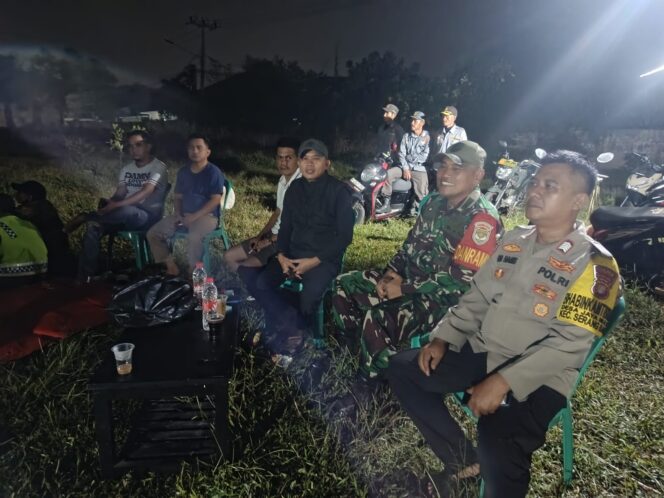 
					Pererat Silaturahmi, Babinsa Koramil 12 Serang Baru Gelar Nobar Layar Tancap Bersama Warga Jayamulya