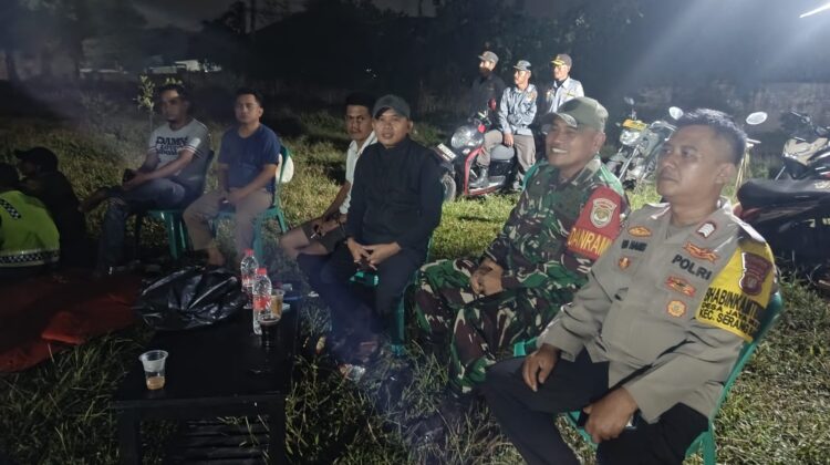 Pererat Silaturahmi, Babinsa Koramil 12 Serang Baru Gelar Nobar Layar Tancap Bersama Warga Jayamulya