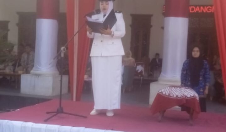 Kangkangi Aturan Cuti Pilkades Kades Nonaktif Sindangmulya Selpia Nekat  Curi Panggung Pimpin Upacara Pakai Baju Dinas!